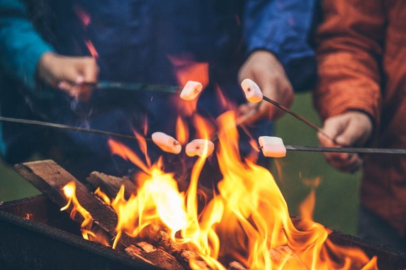 Un feu de camp est également une excellente source de chaleur pendant le camping en hiver, parfait pour griller des guimauves !