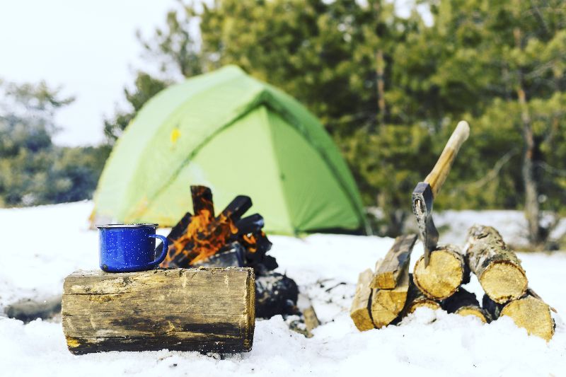 Avec la bonne préparation, camper sous tente en hiver ne doit pas être froid