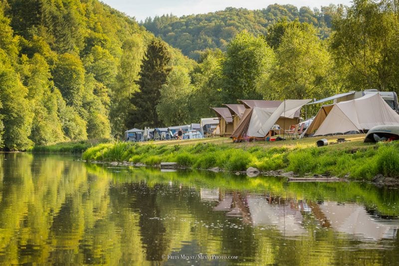 Camper au bord d’un lac